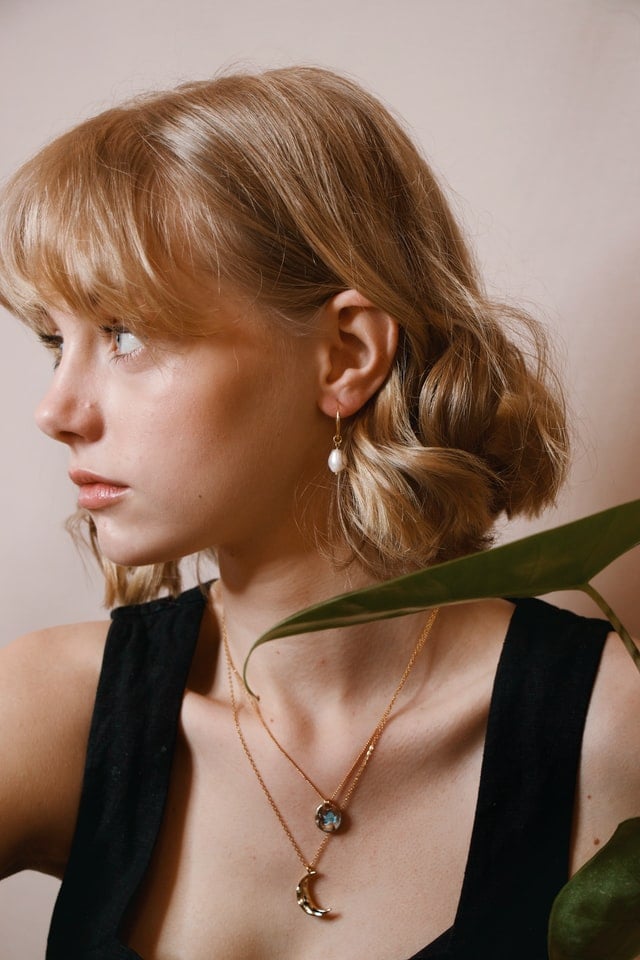girl wearing gold chain
