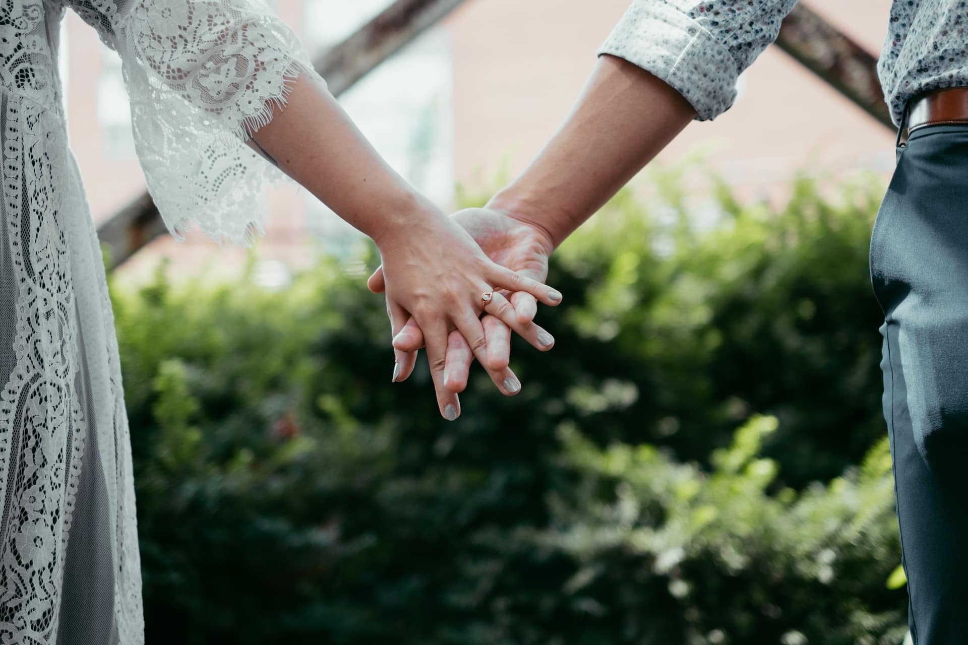 east to west horizontal engagement ring guide