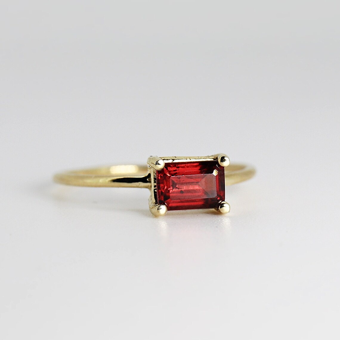 Garnet horizontal ring