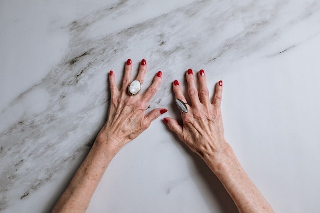 how to wear a cocktail ring