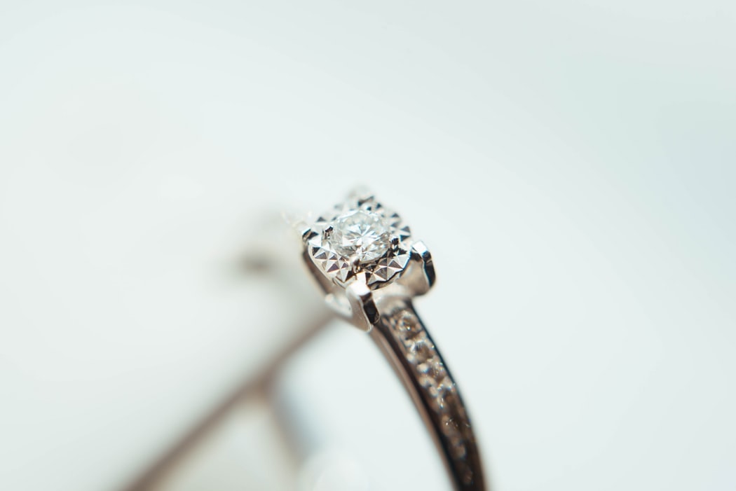 illusion setting ring closeup explained