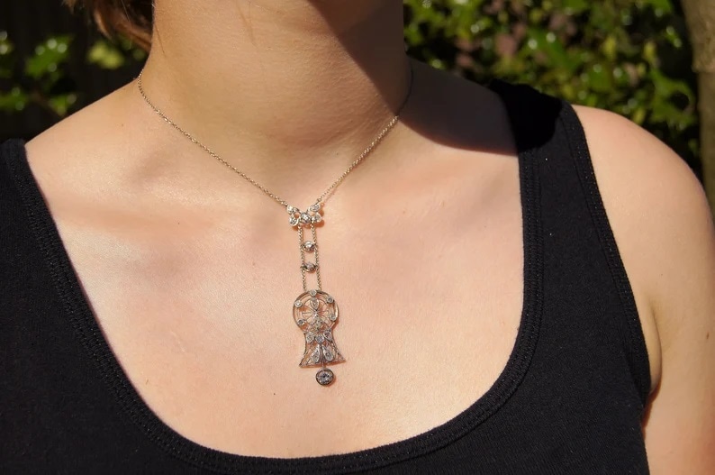 lavaliere necklace