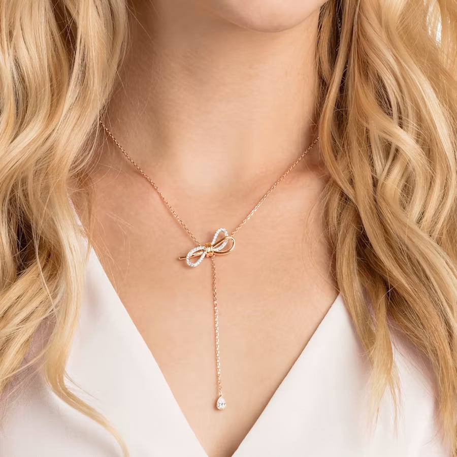 bow design necklace on the woman's neck
