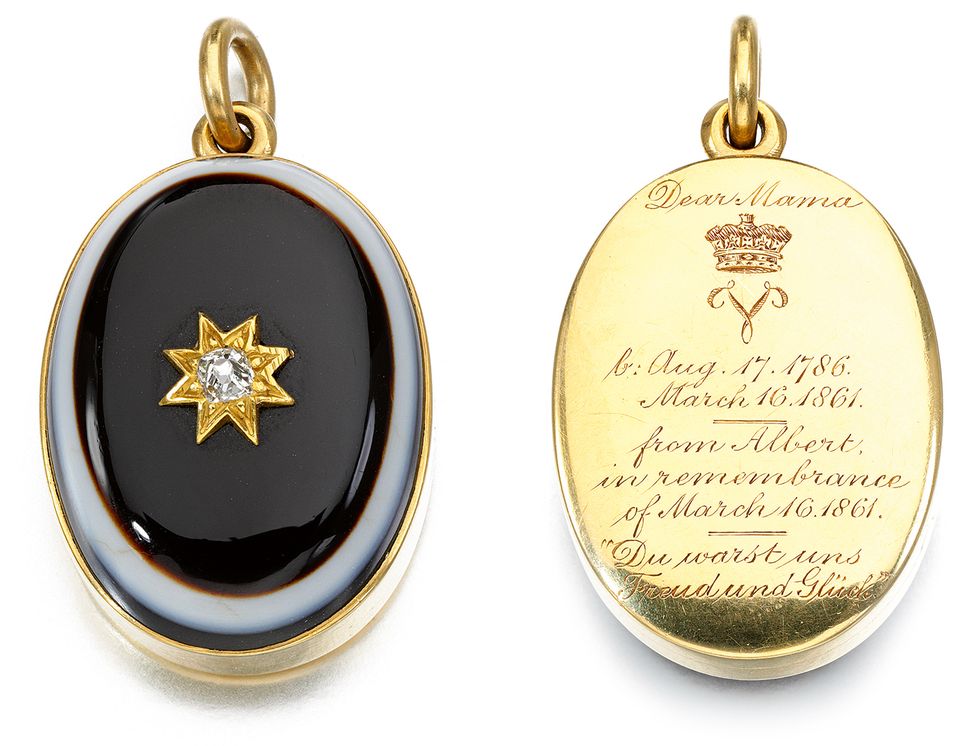 locket mourning jewelry