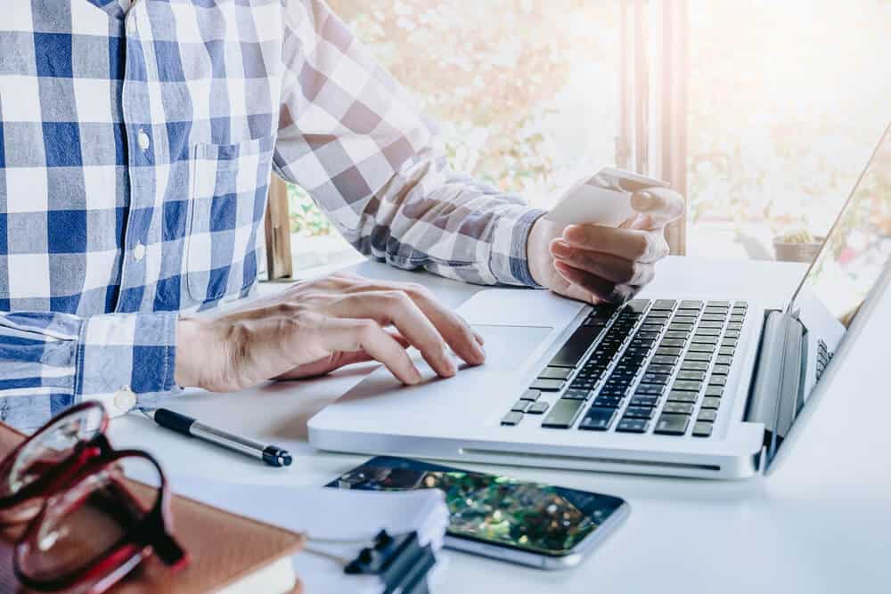 Why you should buy your engagement ring online