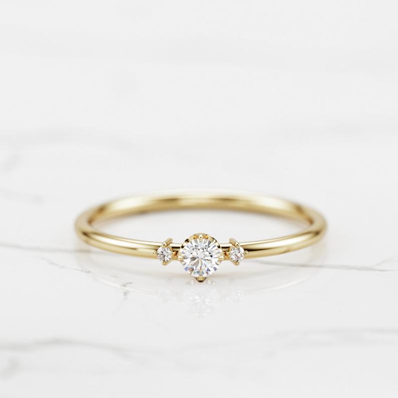 minimalist engagement ring with round shape diamond in yellow gold