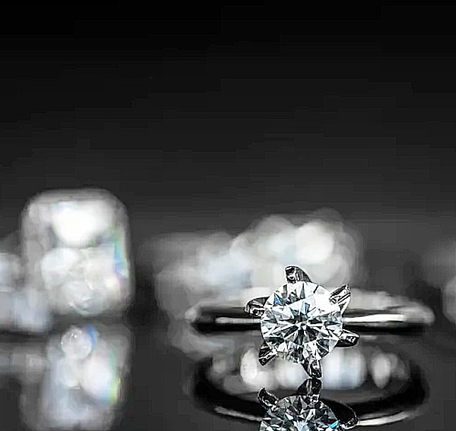round diamond engagement ring in white gold setting