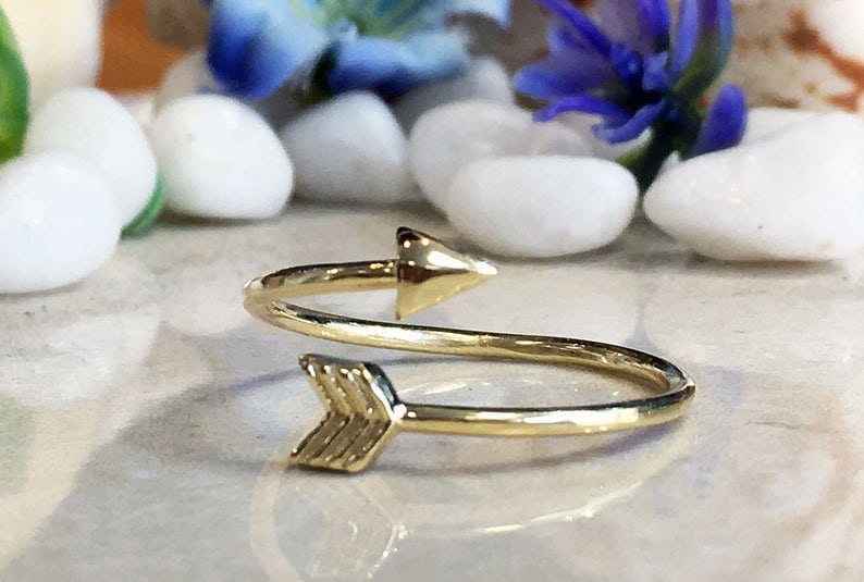 Twisted round ring arrow