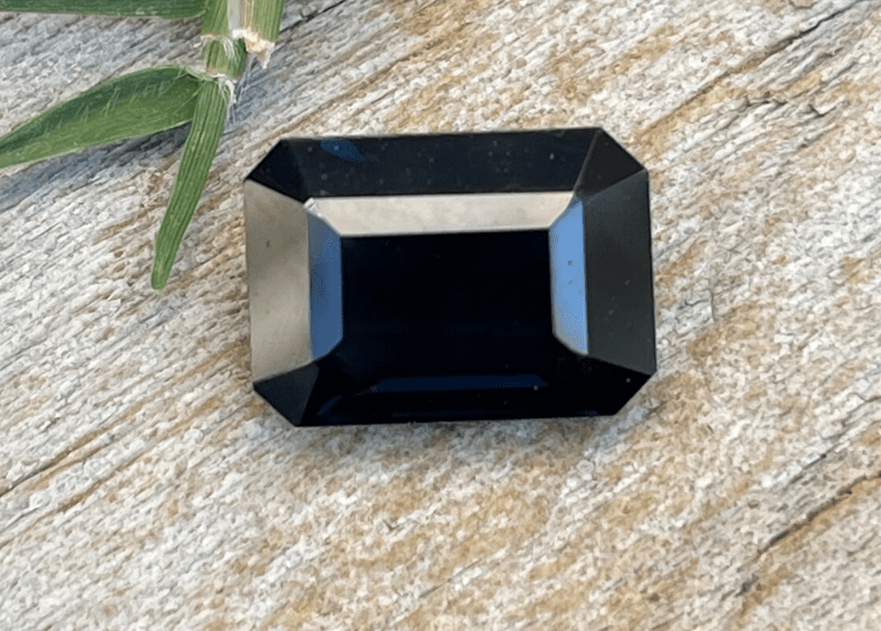 Loose black sapphire