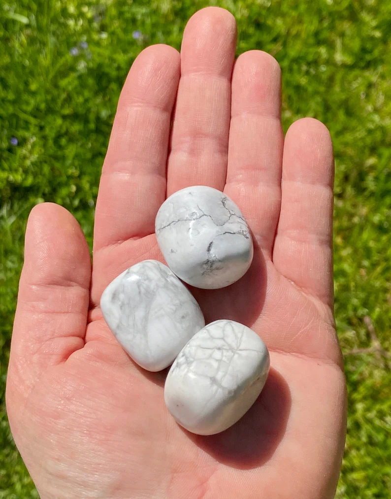 Howlite tumbled stone