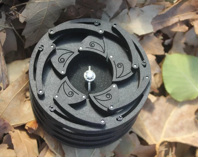 Twist open ring box